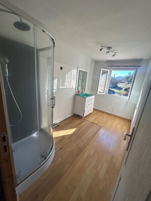 Shower, hair dryer, toilet paper - Stone country house in a quiet, natural setting in the Hautes Corbières (Laroque-de-Fa)