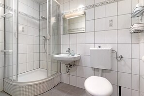 Dusche, Haartrockner, Handtücher