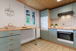 Fridge, oven, stovetop, dishwasher - Holiday Home 'Huber' with Mountain View, Shared Pool and Wi-Fi (Ohlsbach)