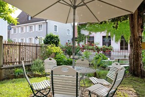 Outdoor dining - Apartment 'Bauernstüble Im Englerhof' with Private Garden and Wi-Fi (Sulzburg-Laufen)
