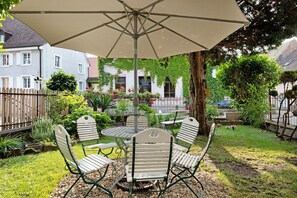 Outdoor dining - Apartment 'Bauernstüble Im Englerhof' with Private Garden and Wi-Fi (Sulzburg-Laufen)