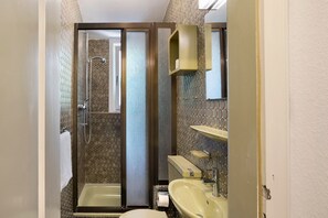 Chuveiro, toalhas de banho