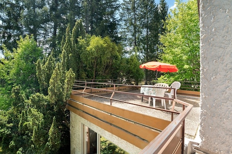 Outdoor dining. Holiday Apartment 'No. 9' with Mountain View and Balcony; additional dogs upon request