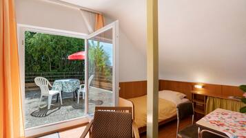 1 bedroom, bed sheets