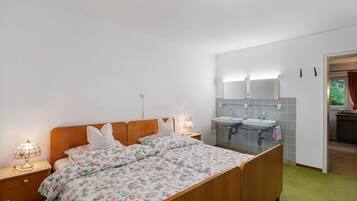 1 bedroom, bed sheets