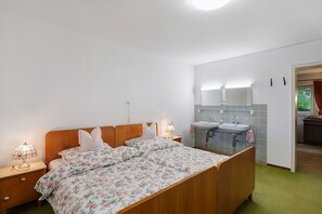 1 bedroom, bed sheets - Holiday Apartment 'No. 10' with Mountain View and Private Terrace; additional dogs upon request (Bad Wildbad)