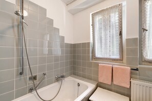 Een douche, handdoeken