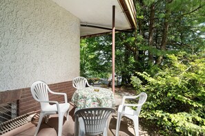 Outdoor dining - Holiday Apartment 'No. 10' with Mountain View and Private Terrace; additional dogs upon request (Bad Wildbad)