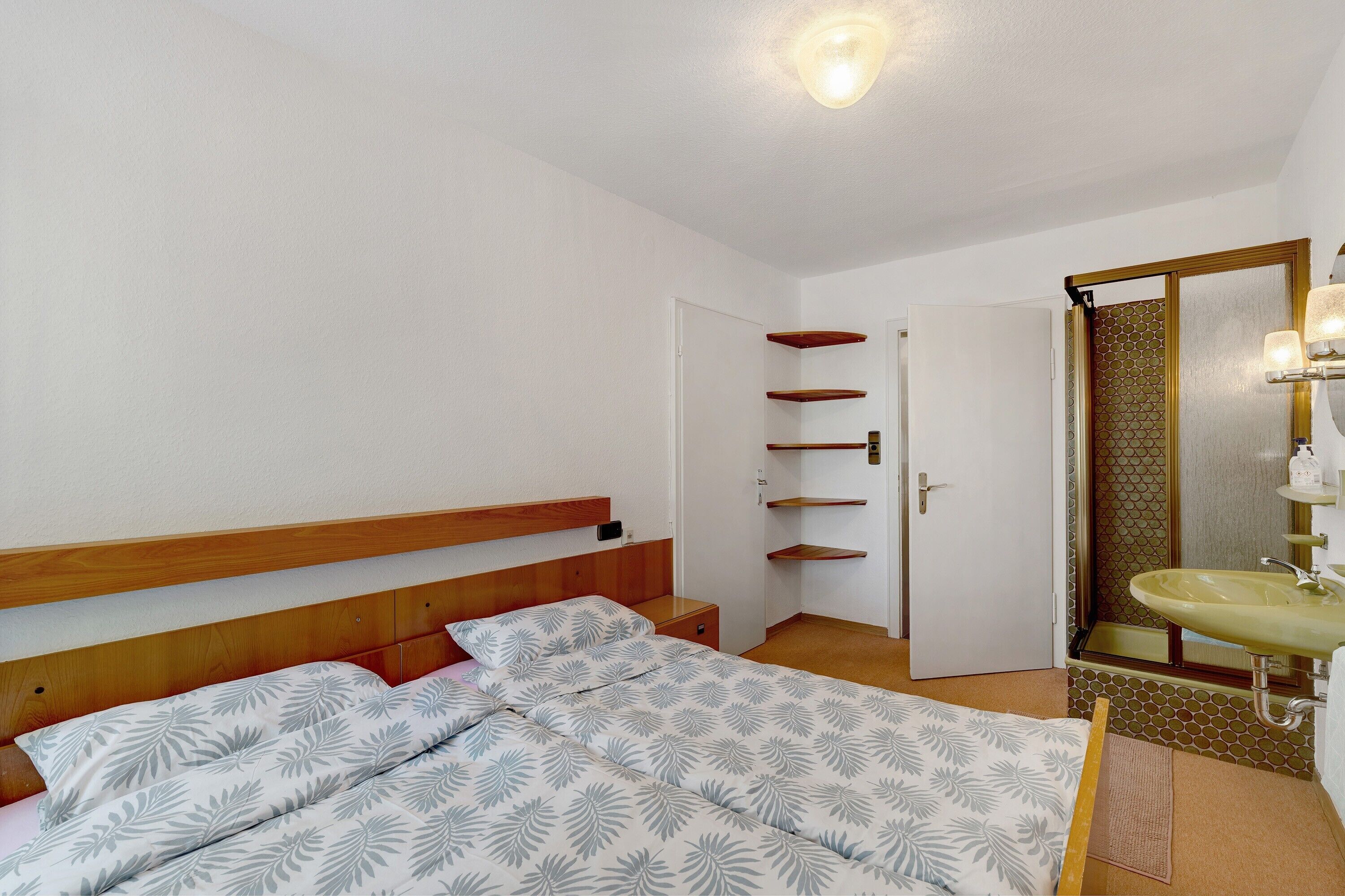 1 bedroom, bed sheets