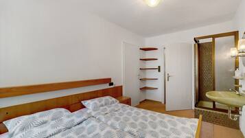 1 bedroom, bed sheets