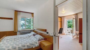1 bedroom, bed sheets