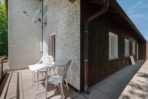 Outdoor dining - Holiday Apartment 'No. 7' with Mountain View and Balcony; additional dogs upon request (Bad Wildbad)