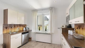 Een koelkast, een magnetron, een oven, een kookplaat