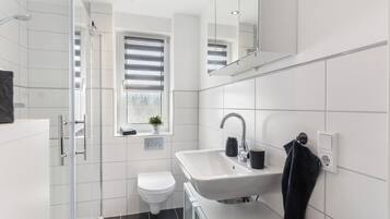 Een douche, een haardroger, handdoeken
