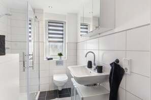 Douche, sèche-cheveux, serviettes fournies
