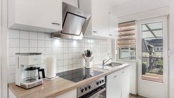 Een koelkast, een magnetron, een oven, een kookplaat