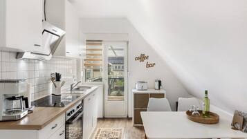 Een koelkast, een magnetron, een oven, een kookplaat