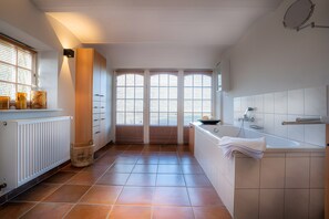 Een douche, handdoeken