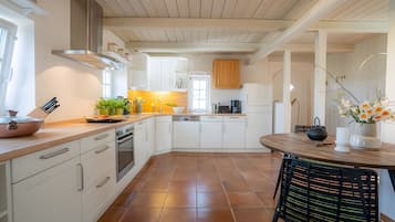 Fridge, dishwasher, coffee/tea maker, high chair