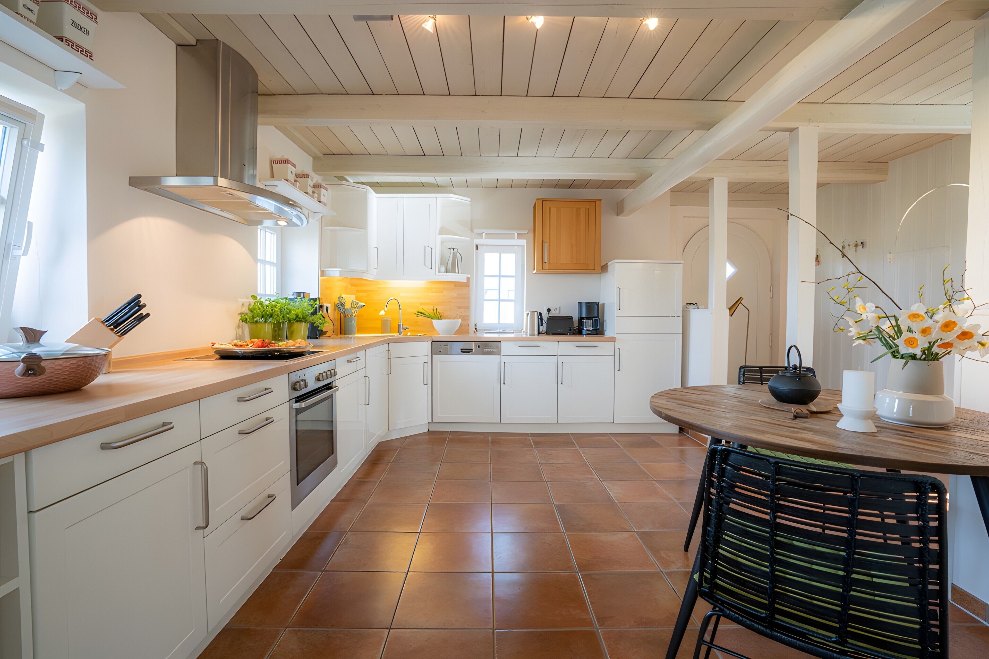 Køleskab, opvaskemaskine, kaffe-/temaskine, højstol