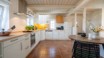 Køleskab, opvaskemaskine, kaffe-/temaskine, højstol