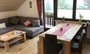 TV - Apartment 'Kaltenbach' with Balcony and Wi-Fi (Enzklösterle)