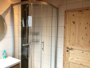 Dusche, Haartrockner, Handtücher