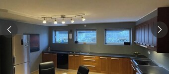 Centralized & Cozy Room available for a relaxed stay with Free parking and WiFi