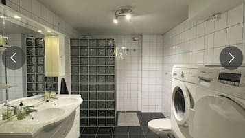 Bruser, hårtørrer, håndklæder, Sæbe