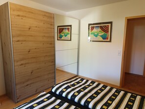 2 bedrooms, iron/ironing board, free WiFi, bed sheets