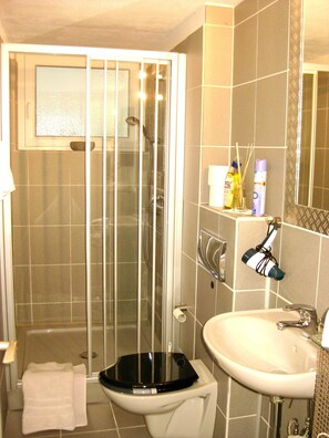 Douche, sèche-cheveux, serviettes fournies