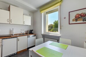 Kühlschrank, Mikrowelle, Herdplatte, Geschirrspüler
