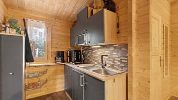 Kühlschrank, Mikrowelle, Herdplatte, Wasserkocher mit Kaffee-/Teezubehör