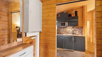 Køleskab, mikrobølgeovn, kogeplade, kaffe-/temaskine