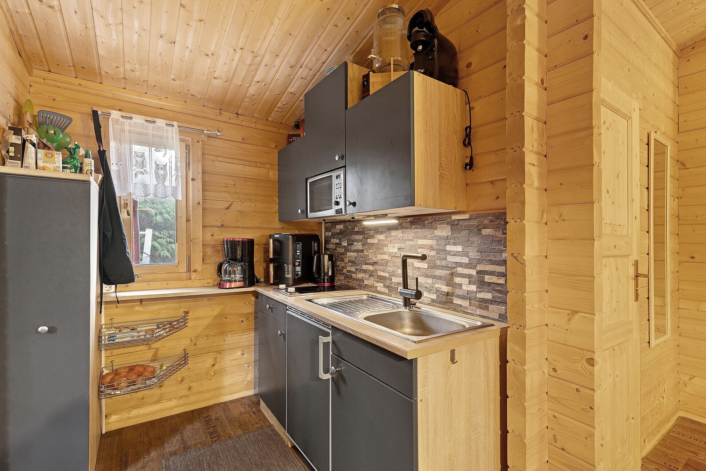 Kühlschrank, Mikrowelle, Herdplatte, Wasserkocher mit Kaffee-/Teezubehör