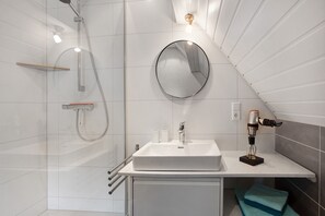 Shower, hair dryer, towels