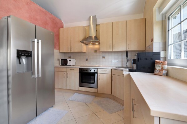 ثلاجة، ميكروويف، فرن، موقد طهي مسطح