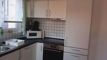 Geladeira, micro-ondas, fogão, cooktop