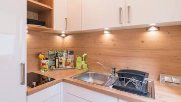 Kühlschrank, Herdplatte, Wasserkocher mit Kaffee-/Teezubehör