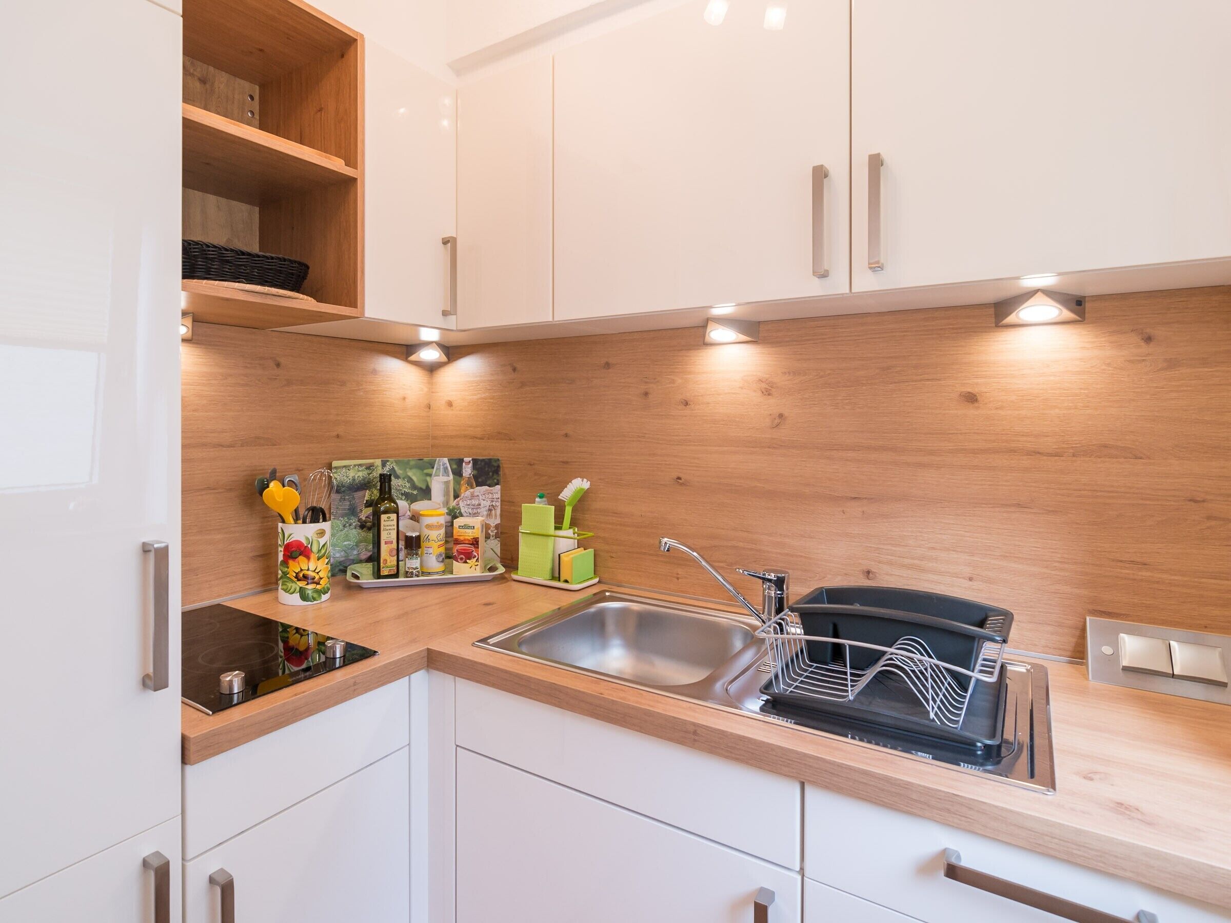 Kühlschrank, Herdplatte, Wasserkocher mit Kaffee-/Teezubehör