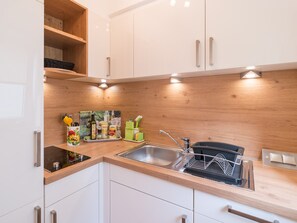 Kühlschrank, Herdplatte, Wasserkocher mit Kaffee-/Teezubehör