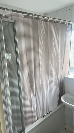 Sèche-cheveux, serviettes fournies, savon, shampoing