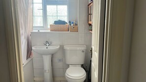 Secador de cabelo, toalhas de banho, sabonete, shampoo