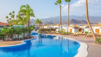 Een verwarmd zwembad