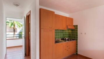 Een koelkast, een microgolfoven, een kookplaat