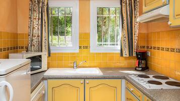 Een koelkast, een microgolfoven, een kookplaat, een vaatwasser