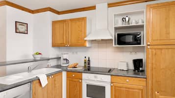 Réfrigérateur, micro-ondes, plaque de cuisson, lave-vaisselle