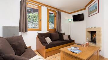 Televisie en een open haard