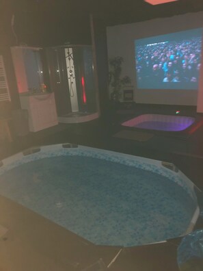 Et oppvarmet basseng