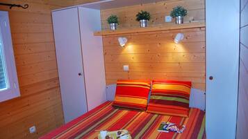 2 bedrooms, travel crib